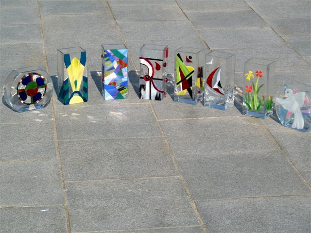8 vases